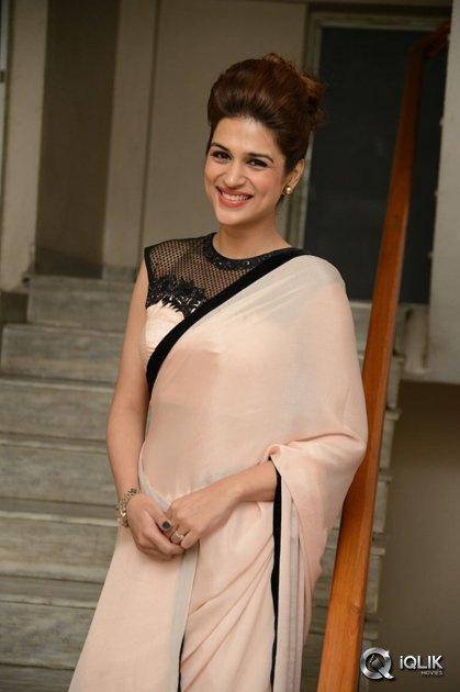 Shraddha-Das-at-Guntur-Talkies-Movie-Trailer-Launch